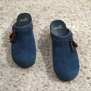 Dansko Shannon 38 Navy Brown Tassel suede Clogs